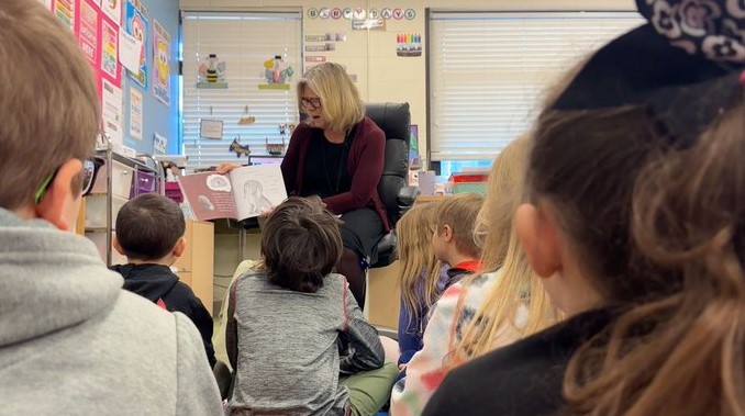  mrs roy reading to class